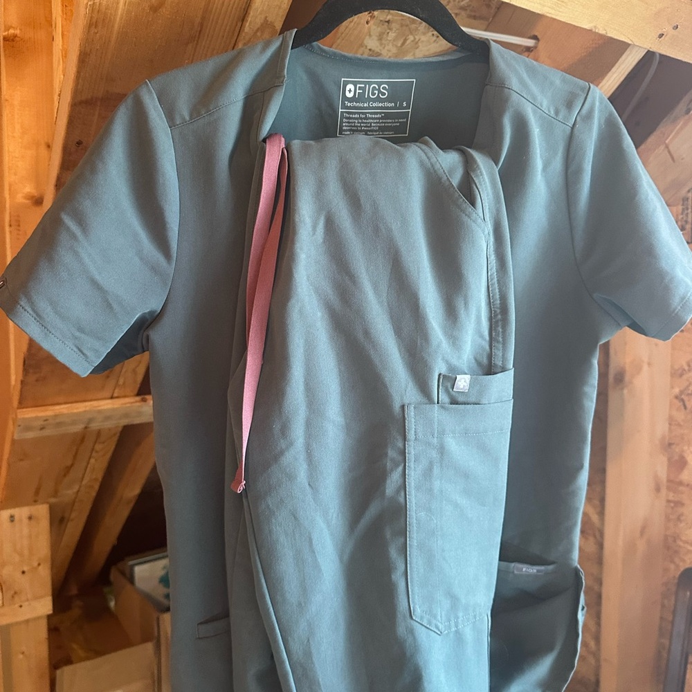 Figs Charcoal Scrub Top